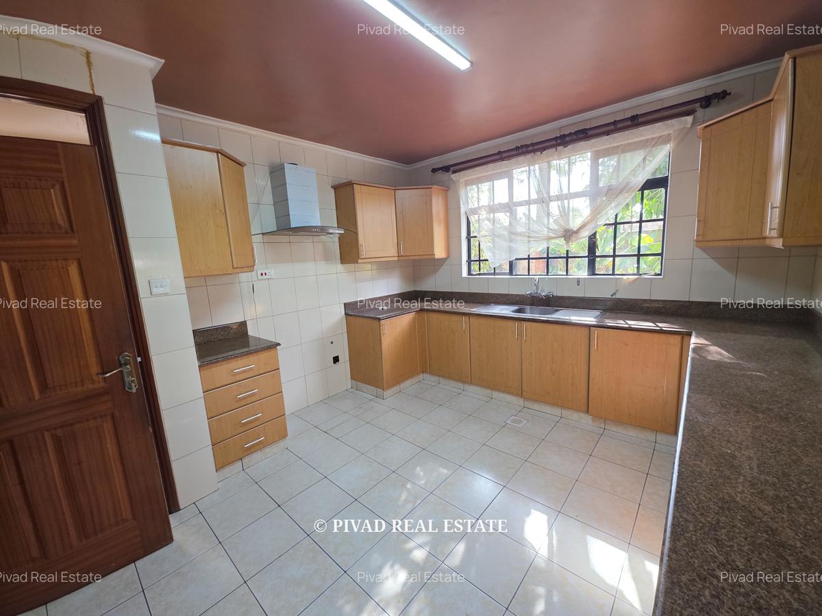 4 Bed Townhouse with Garden in Lavington - 2