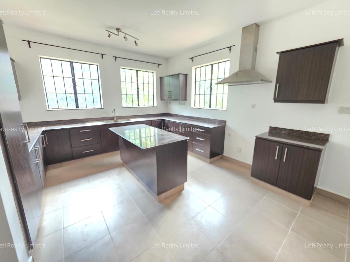 5 Bed House with En Suite in Runda - 11