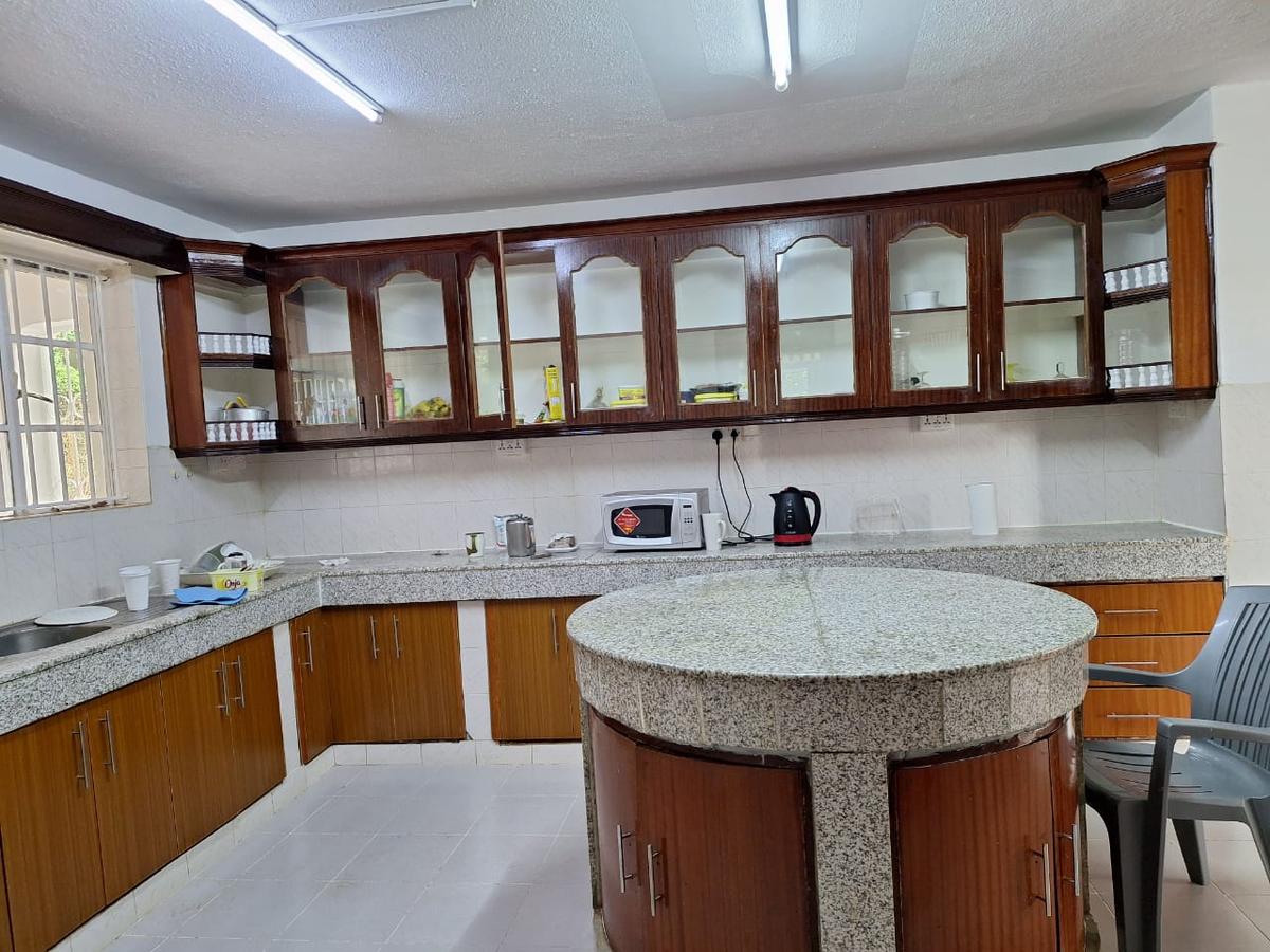 5 Bed House with En Suite in Runda - 14