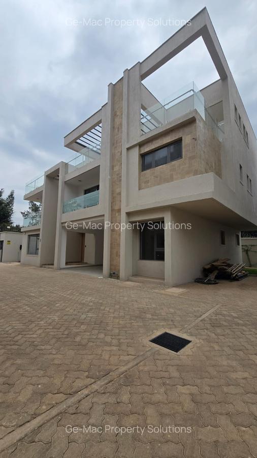 6 Bed House with En Suite in Lavington - 6