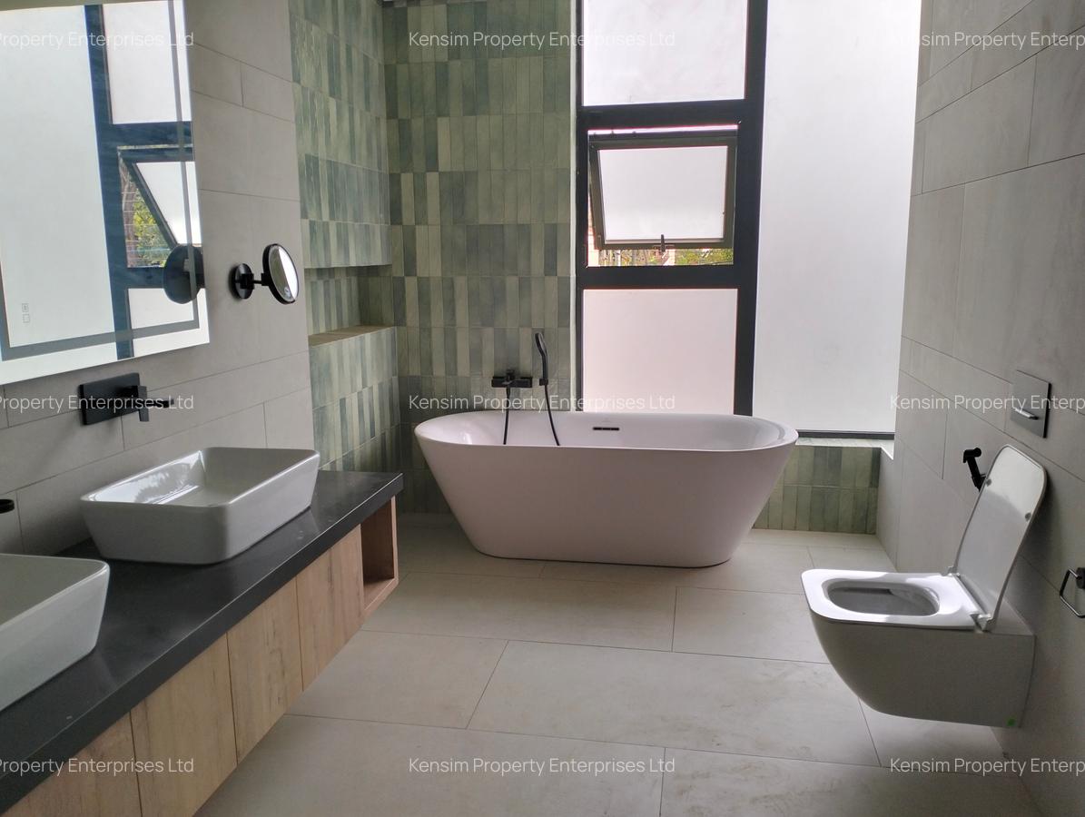 5 Bed Townhouse with En Suite in Brookside - 12