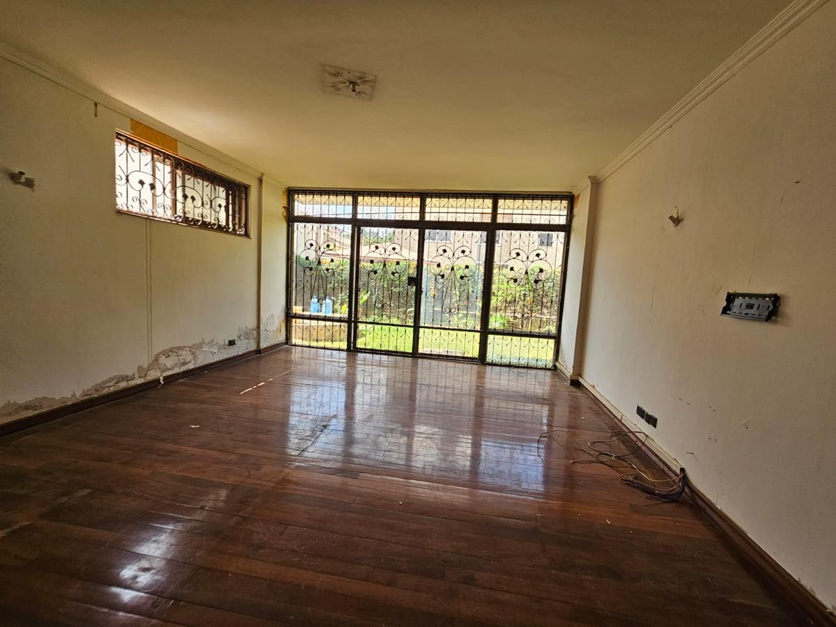 5 Bed House with En Suite in Lavington - 13