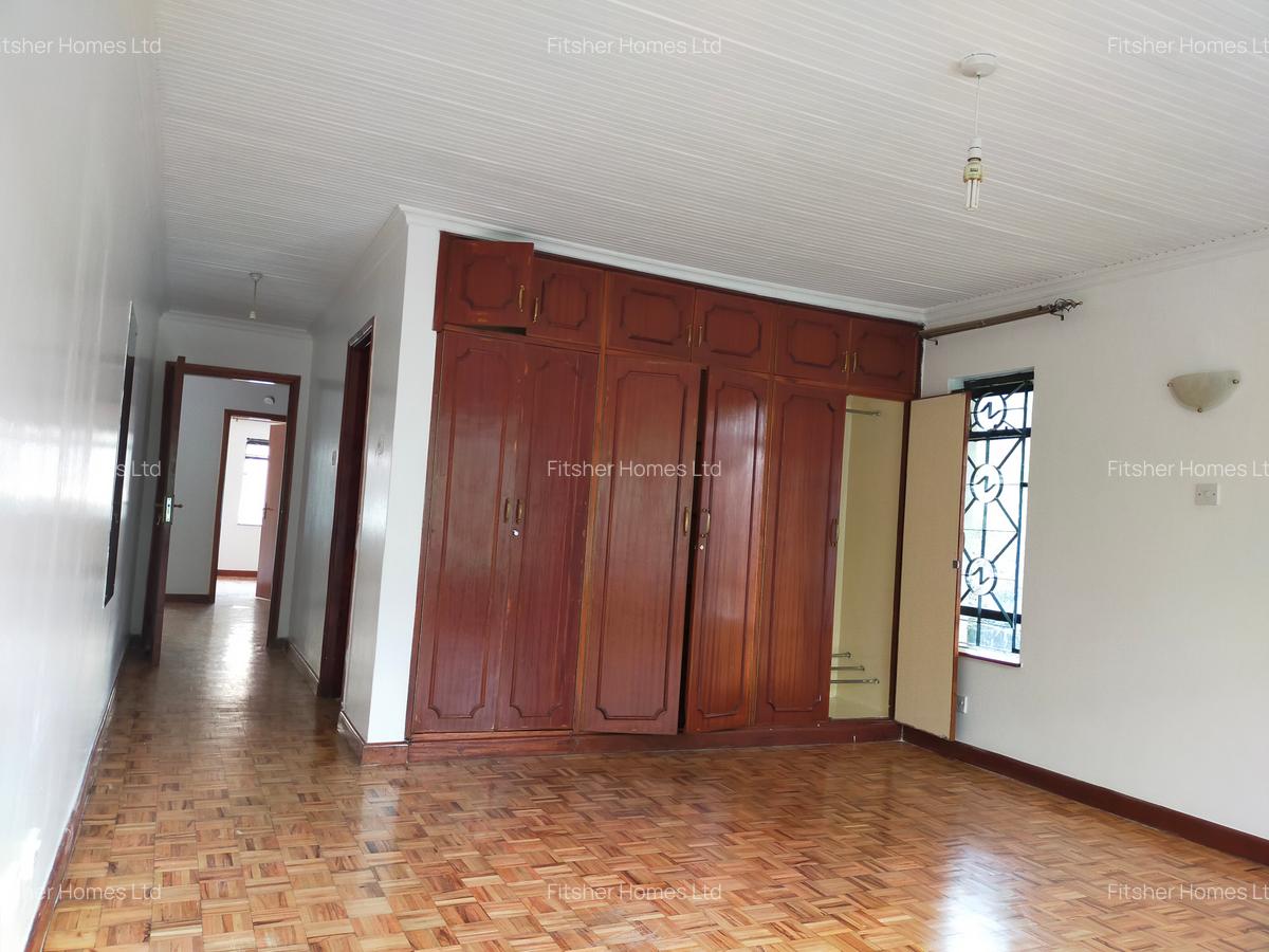4 Bed House with En Suite in Lavington - 14