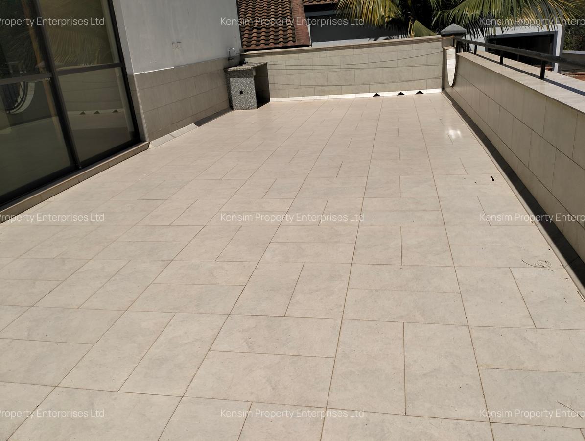 5 Bed Townhouse with En Suite in Brookside - 17