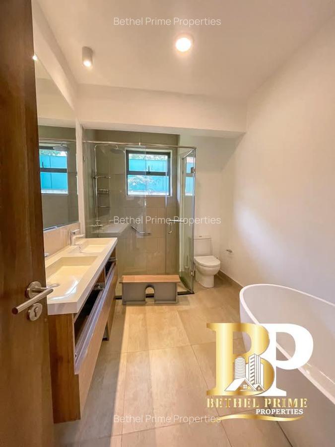 4 Bed House with En Suite in Rosslyn - 10