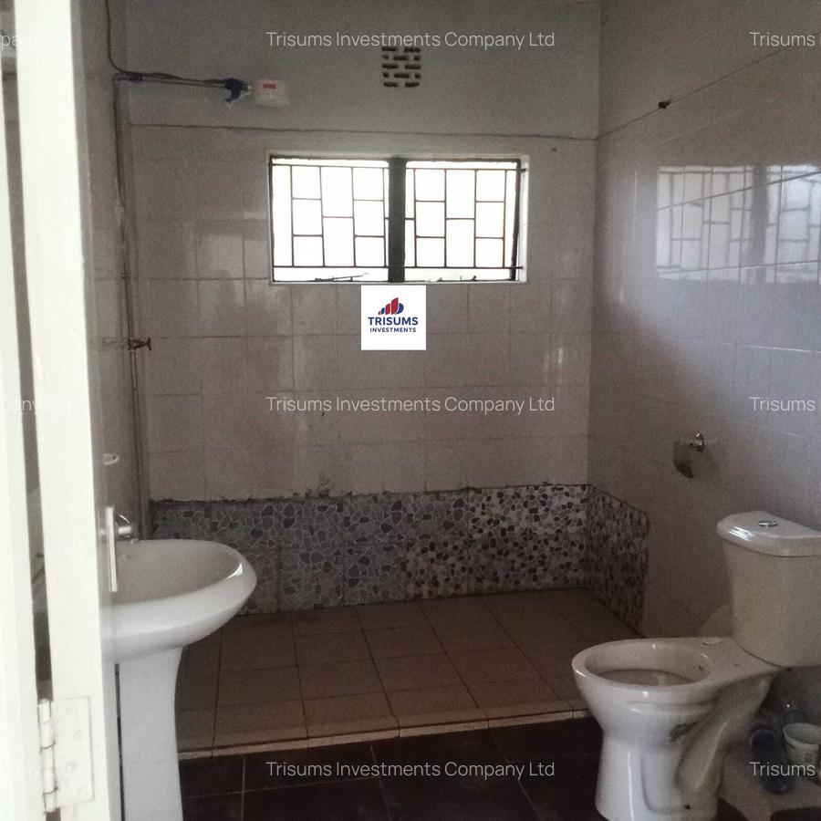 7 Bed House with En Suite in Kyuna - 13