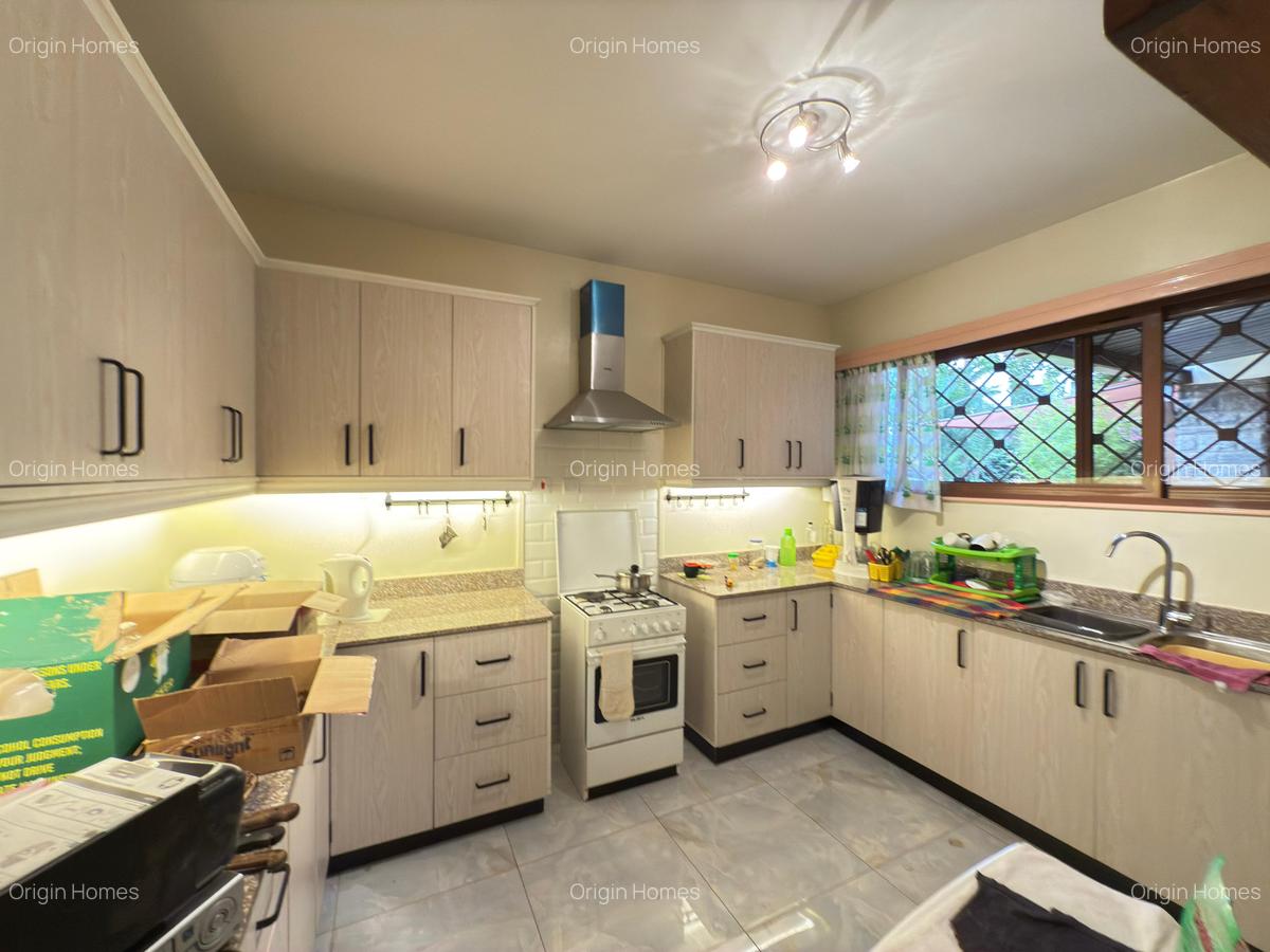 4 Bed House with En Suite at Lavington - 5