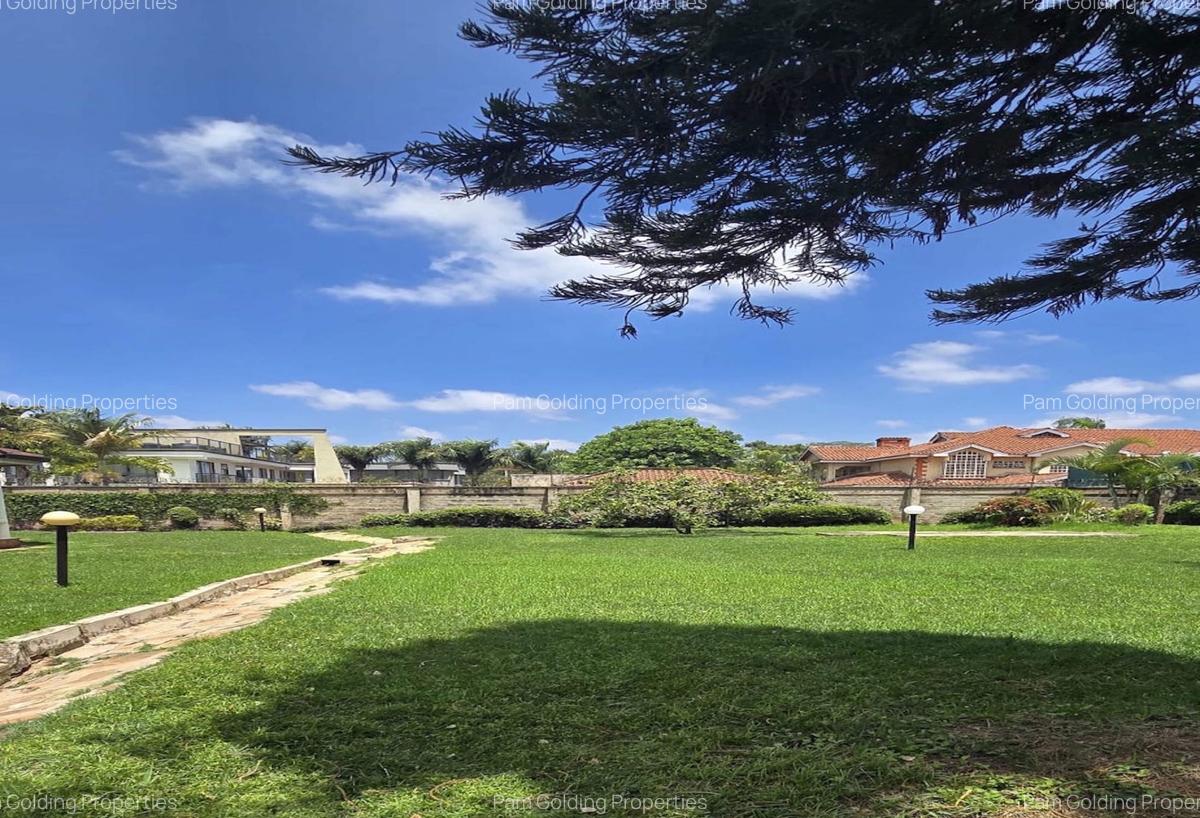 5 Bed House with En Suite in Runda - 10