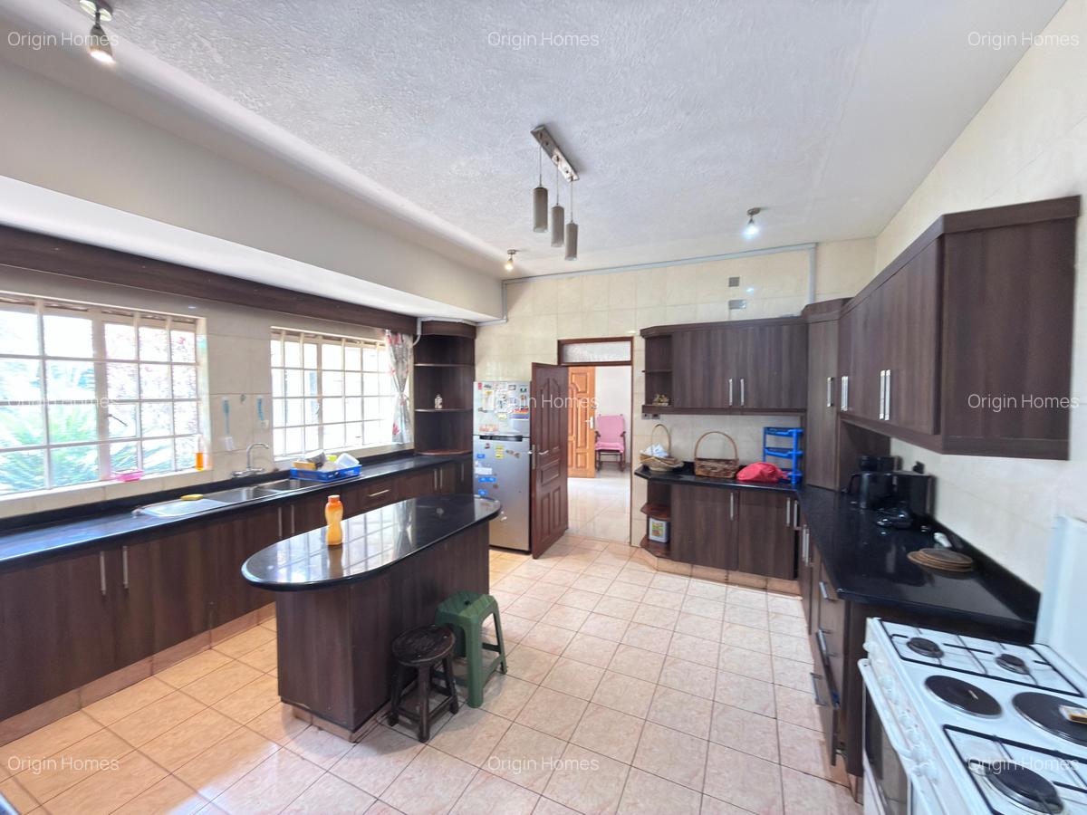 5 Bed House with En Suite in Nyari - 6