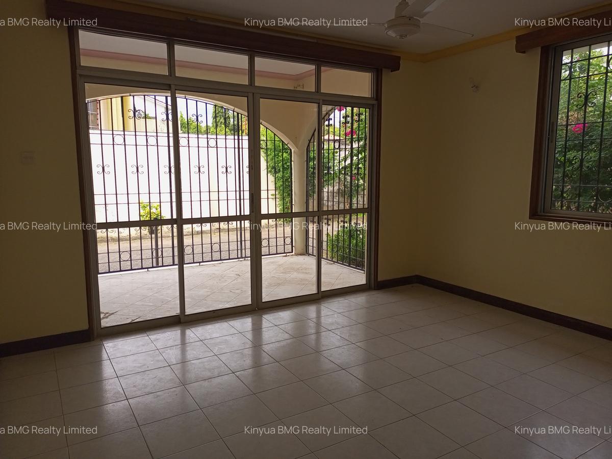 4 Bed Villa with En Suite at Links Road - 3