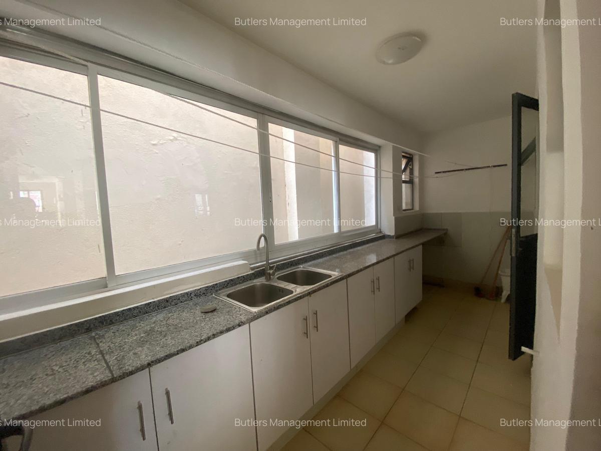 4 Bed Apartment with En Suite in Brookside - 6