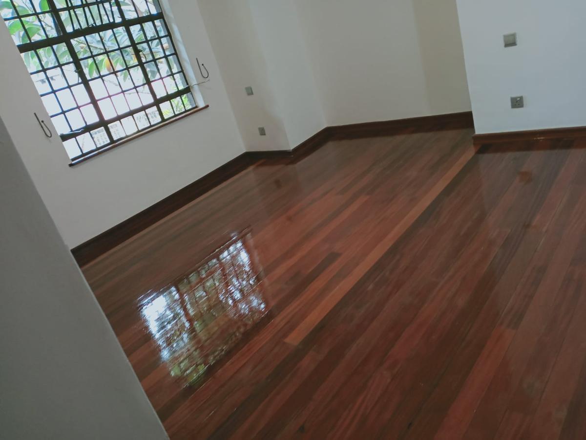 5 Bed Townhouse with En Suite in Westlands Area - 13