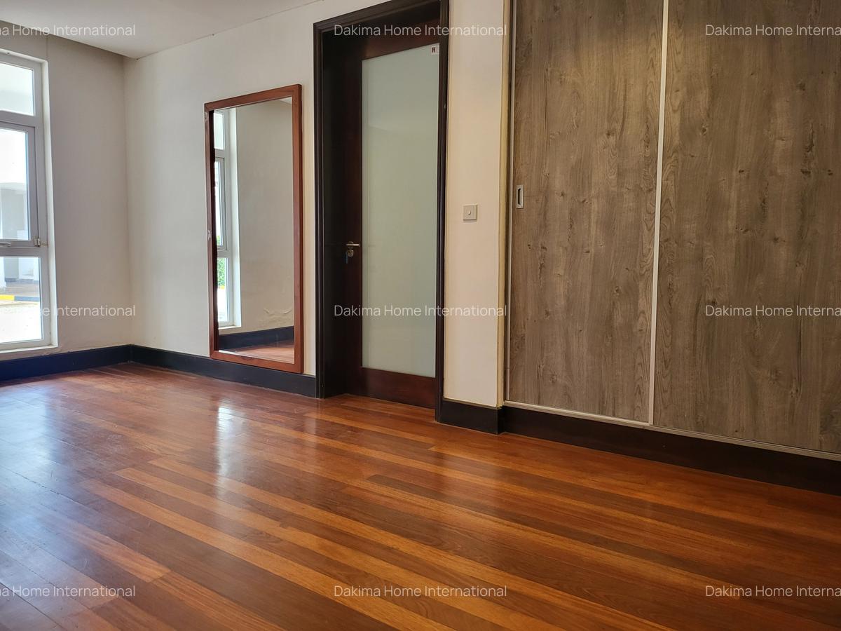 5 Bed House with En Suite in Runda - 4