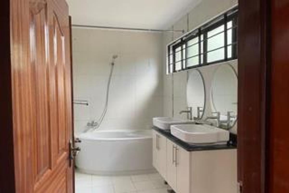 5 Bed Townhouse with En Suite at Convert Drive - 14