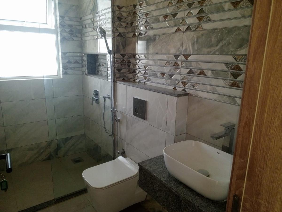 2 Bed Apartment with En Suite at 4 Ave - 4