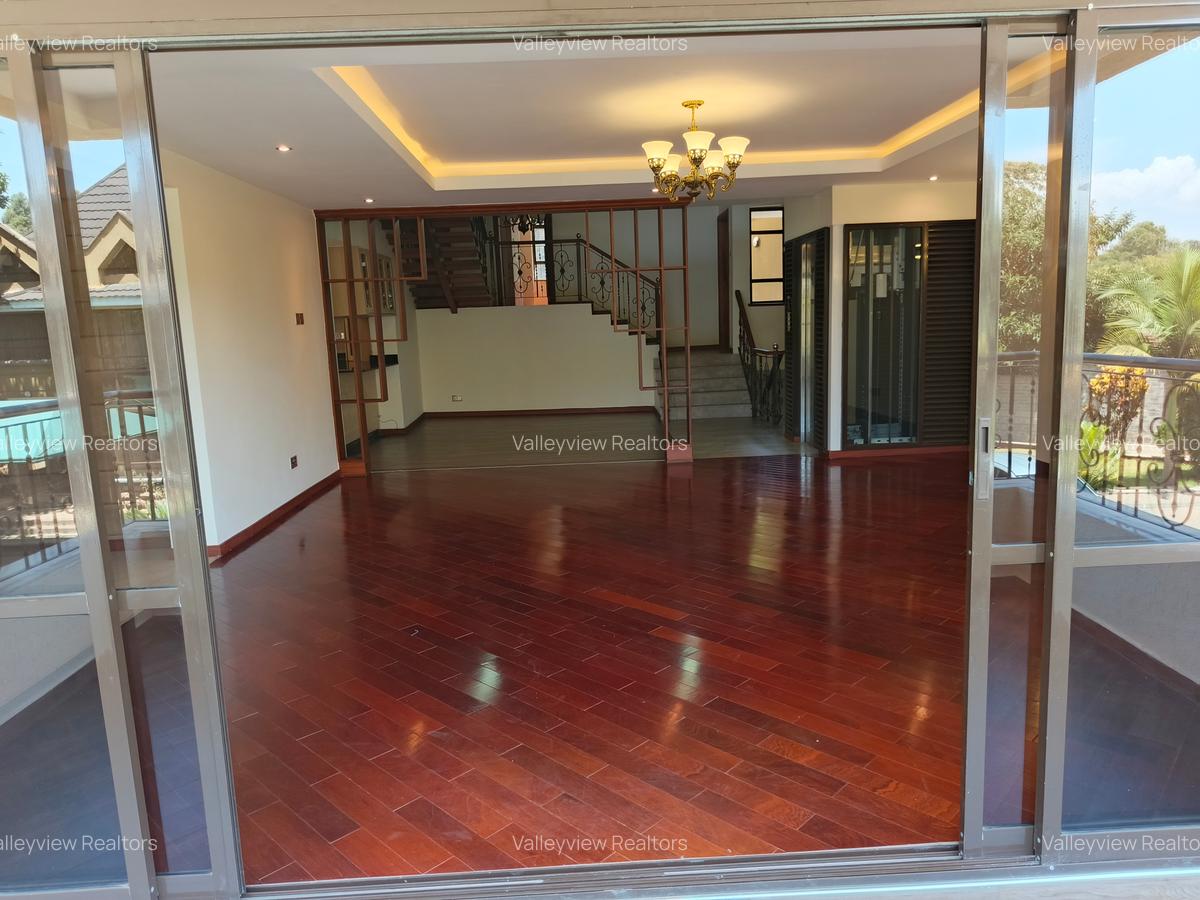 5 Bed Townhouse with En Suite at Lavington - 6