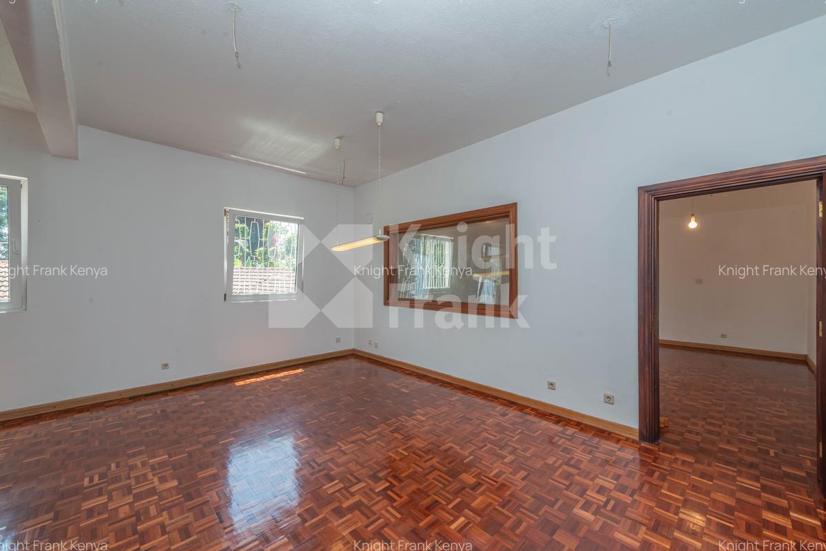 10 Bed House with Garden at Rosslyn Lone Tree - 17