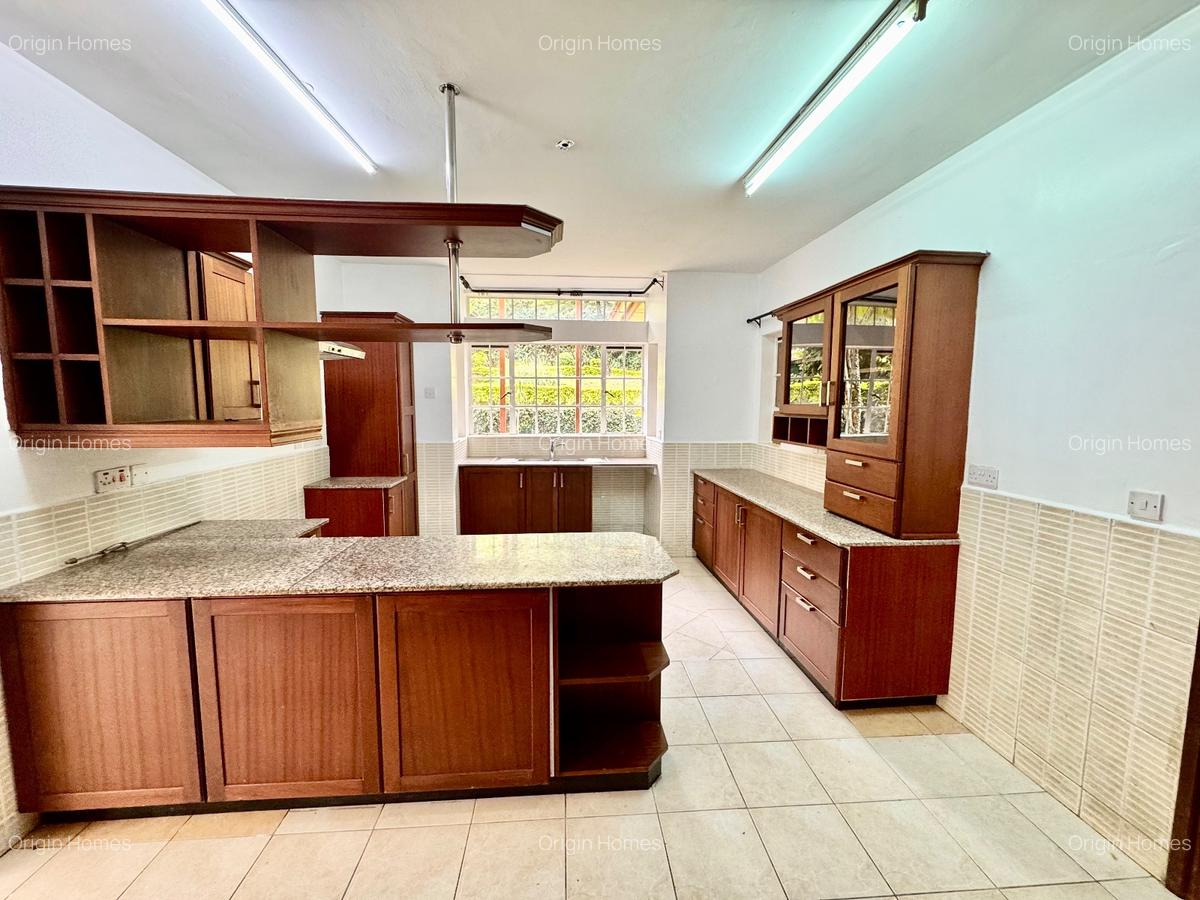 5 Bed House with En Suite at Rosslyn - 10