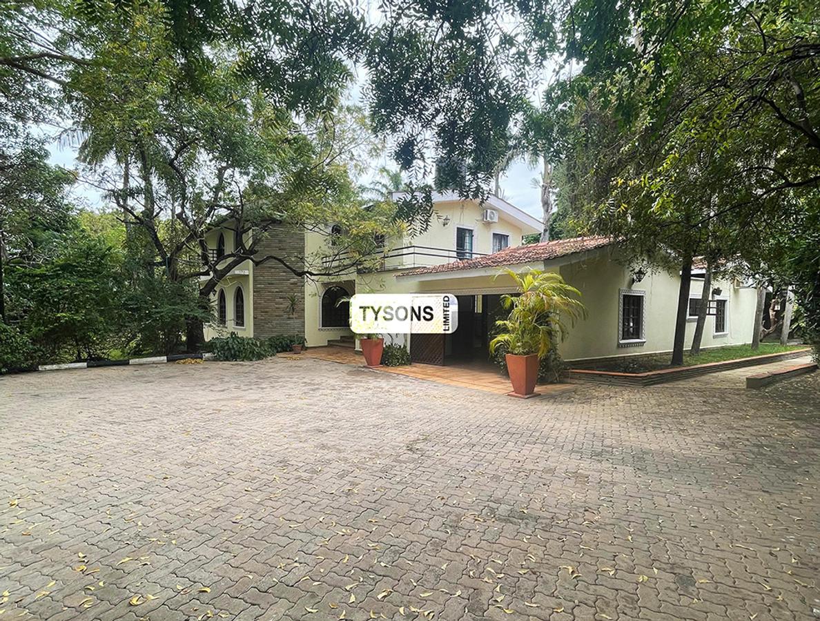 5 Bed House with Swimming Pool in Nyali Area - 1