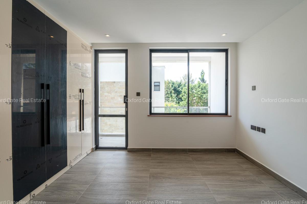 5 Bed Townhouse with En Suite at Lavington - 3