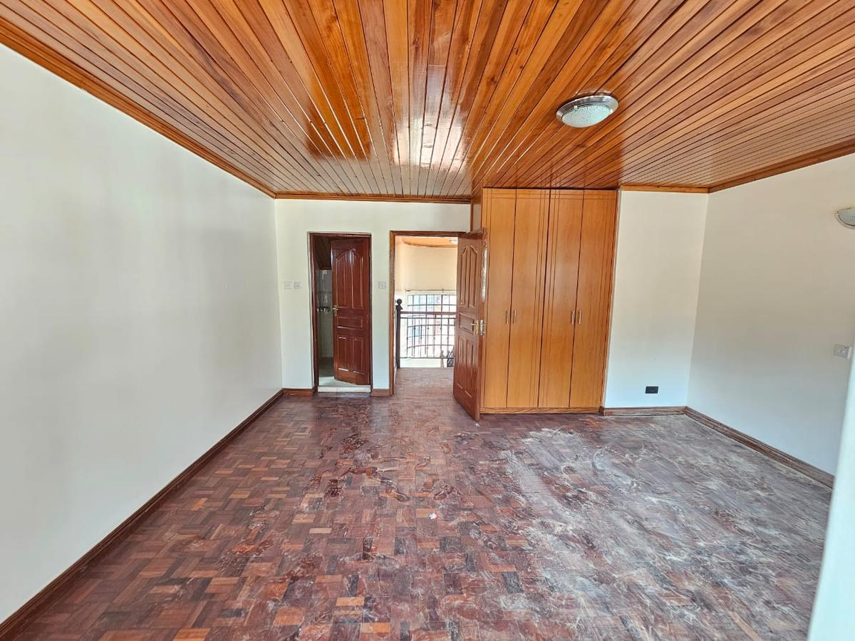 5 Bed House with En Suite in Lavington - 14