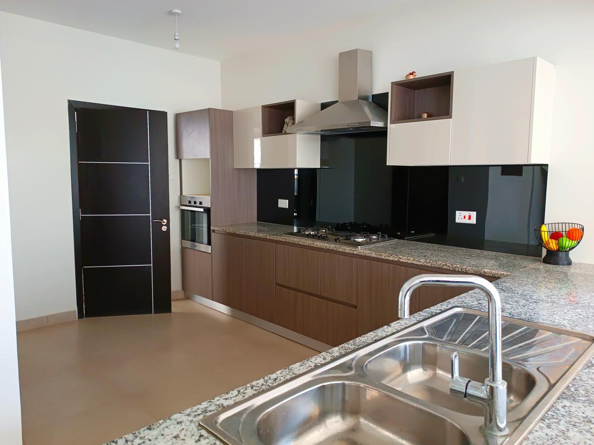 4 Bed Townhouse with En Suite at Near Gateway Mall - 4