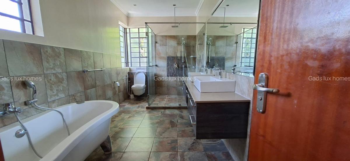 5 Bed Townhouse with En Suite at Lowerkabete - 8