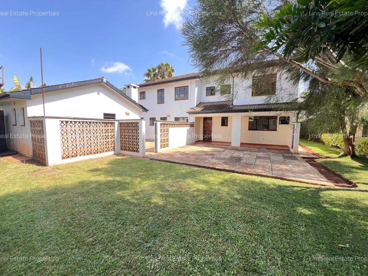 4 Bed House with En Suite in Mountain View - 16