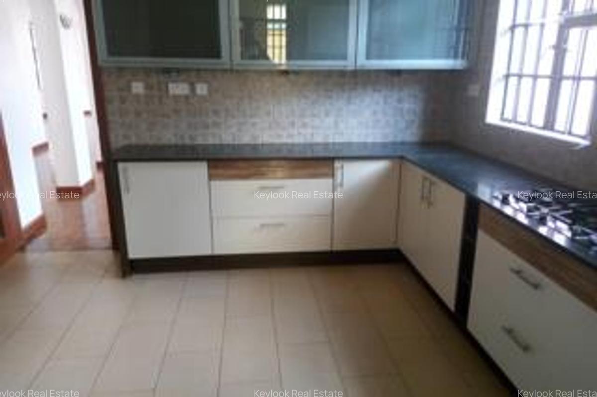 4 Bed Townhouse with En Suite at Lavington - 8