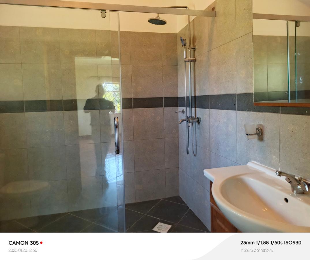 5 Bed House with En Suite in Runda - 17