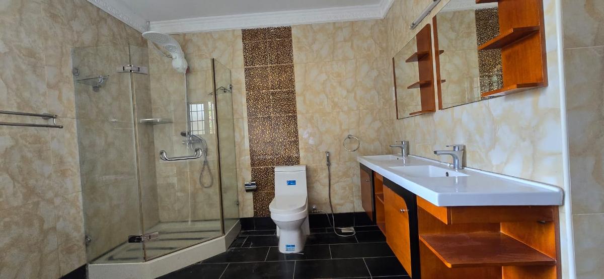 5 Bed House with En Suite in Runda - 7