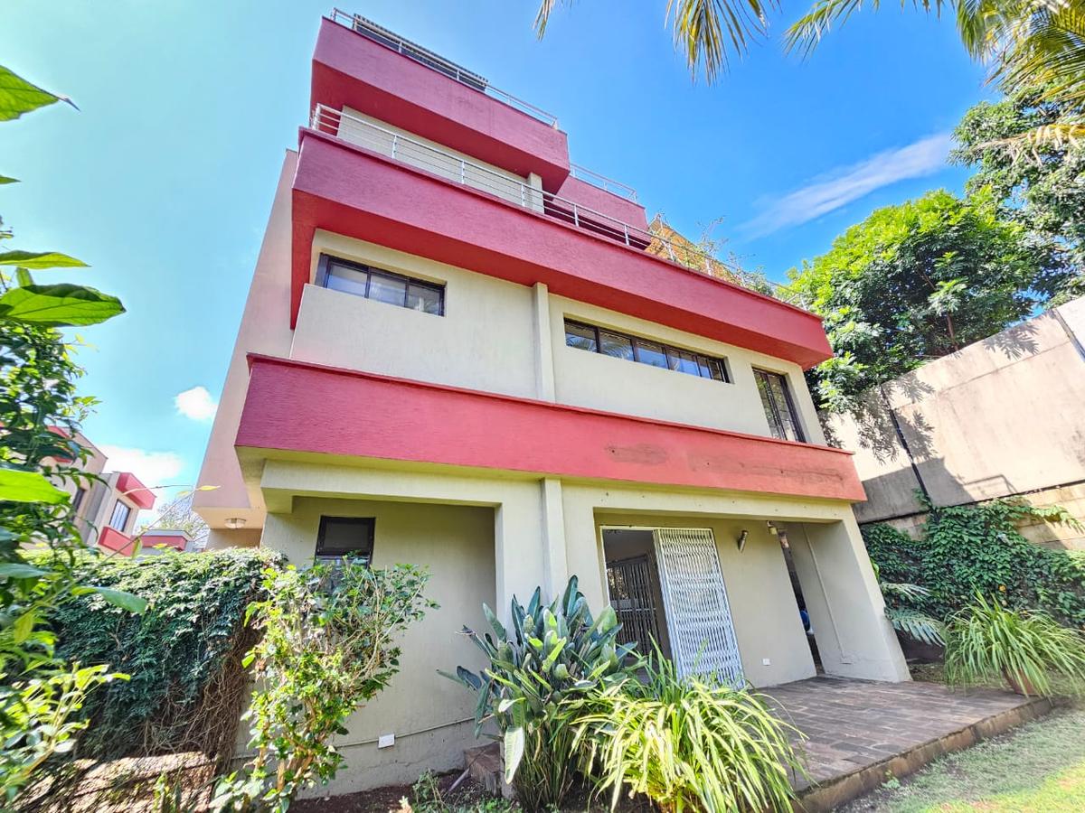 5 Bed House with En Suite in Lavington - 2