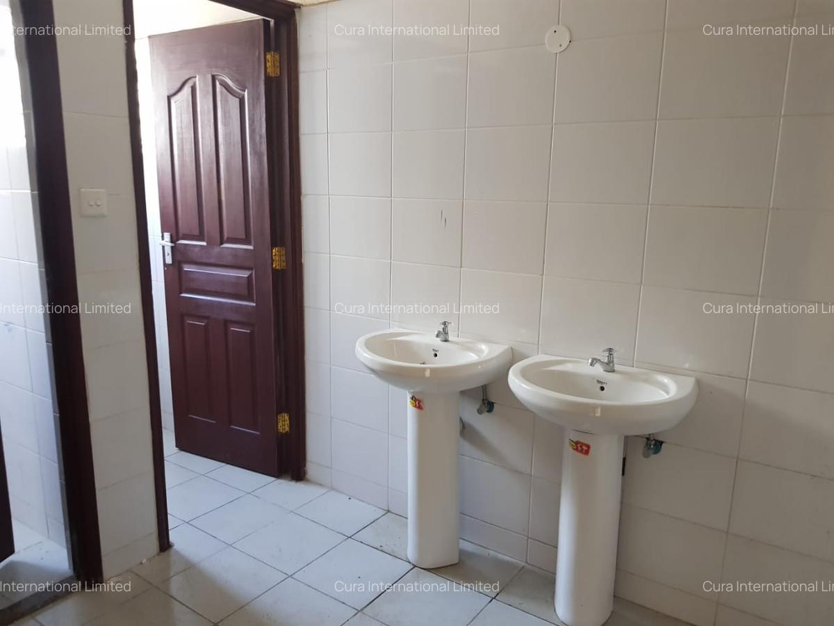 22,596 ft² Warehouse in Industrial Area - 4