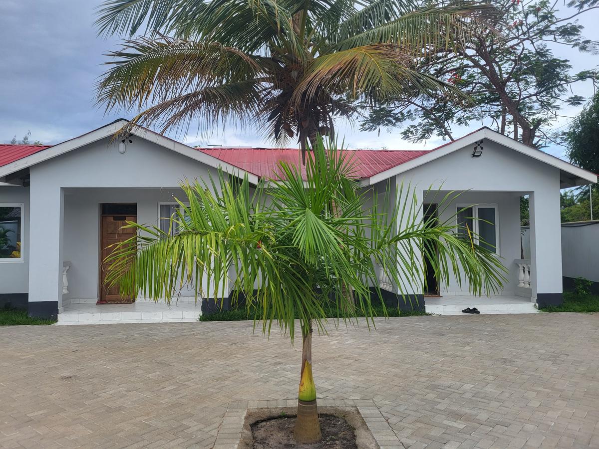 Serviced 1 Bed Apartment with En Suite in Diani - 2