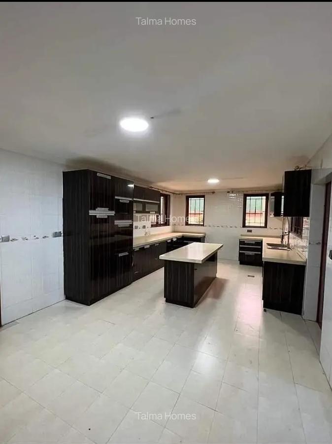 5 Bed Townhouse with En Suite at Lavington - 4