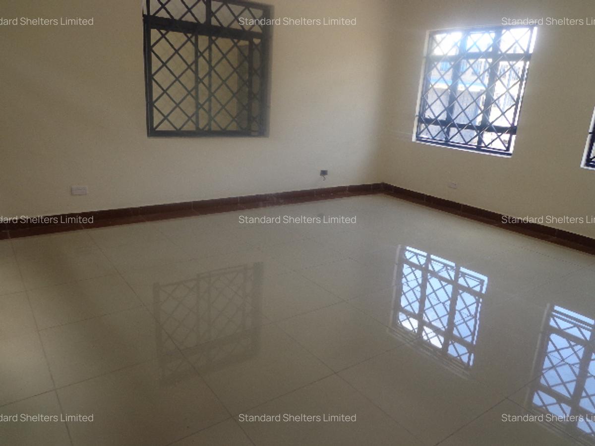 17,754 ft² Warehouse with Service Charge Included in Industrial Area - 12