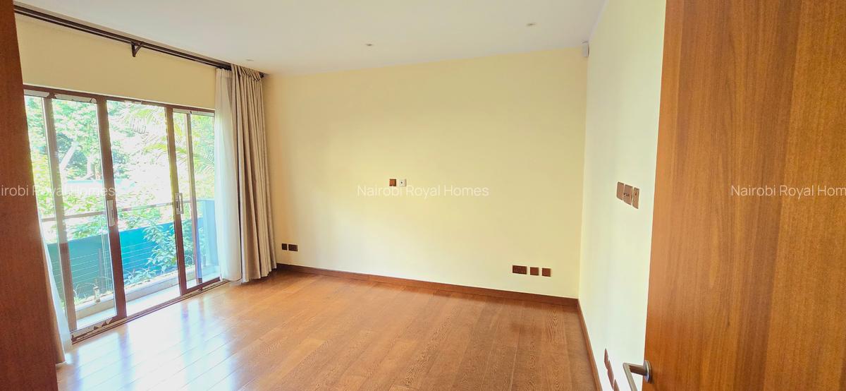 5 Bed Townhouse with En Suite at Lavington Green - 12