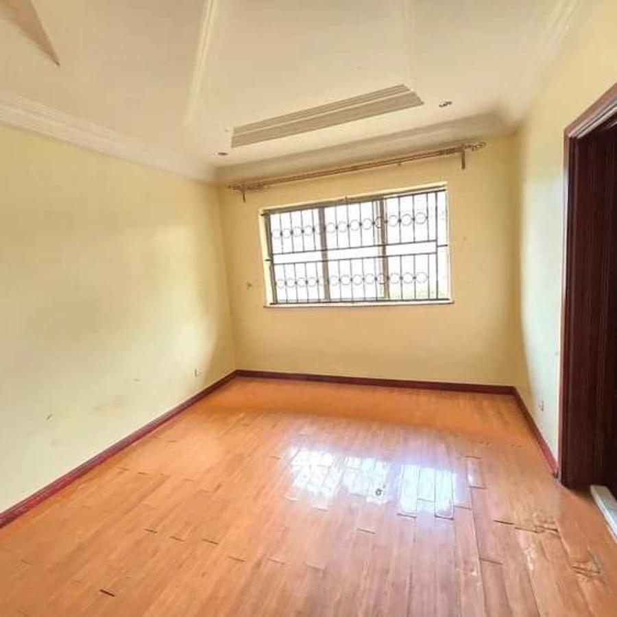 5 Bed House with En Suite at Lavington - 9