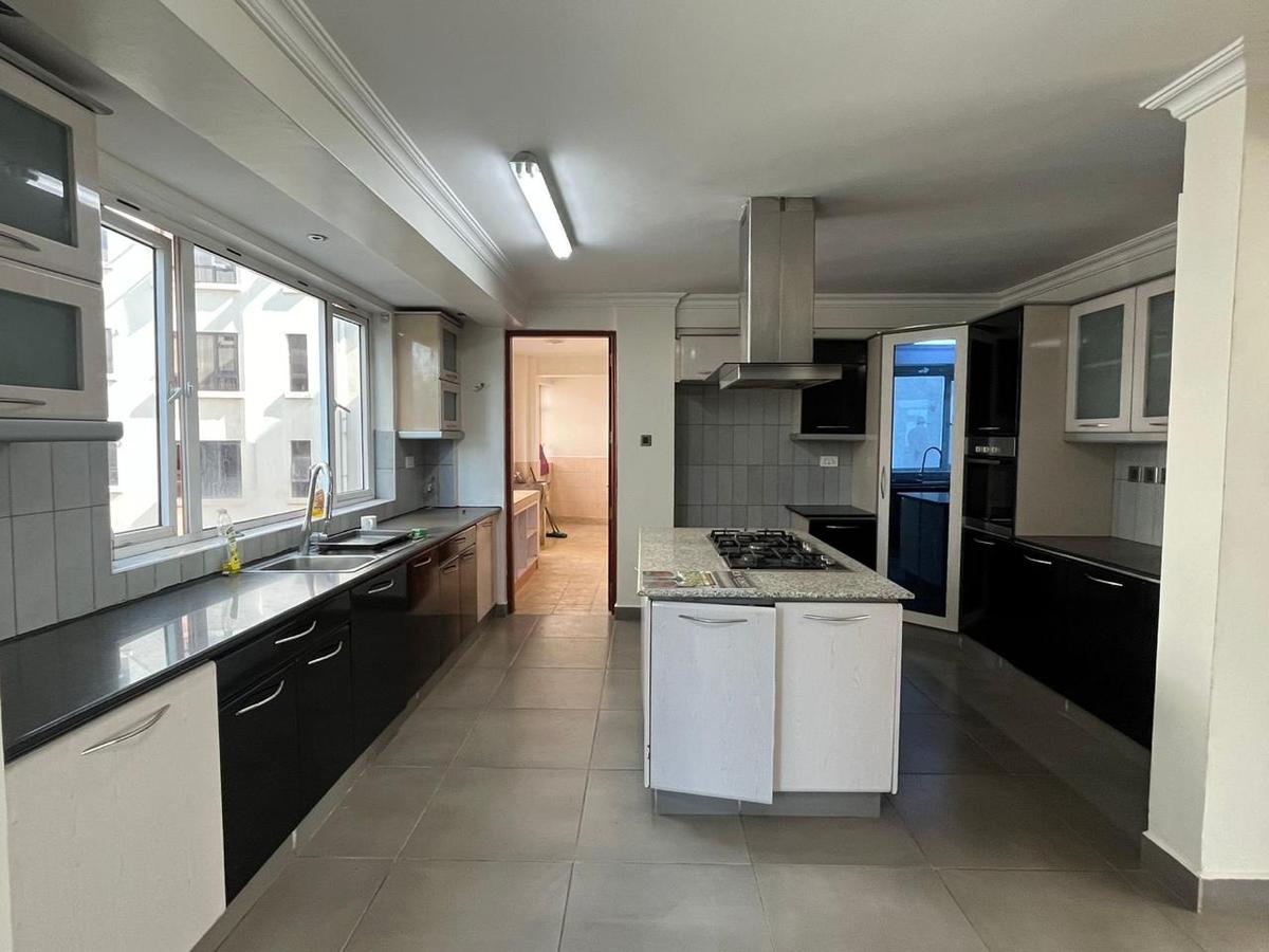 3 Bed Apartment with En Suite in Riverside - 14