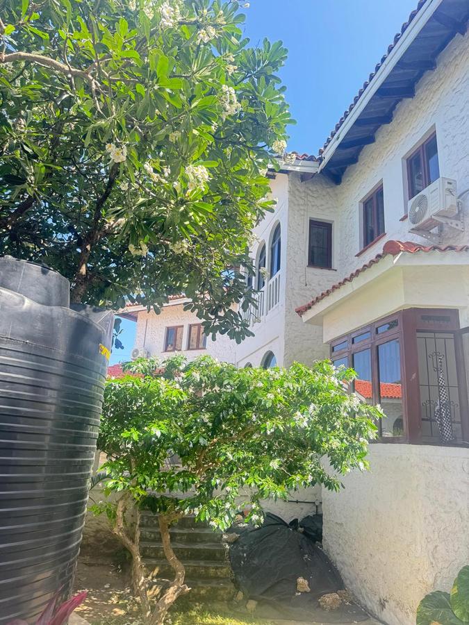 7 Bed Villa with En Suite at 1St Avanue - 4