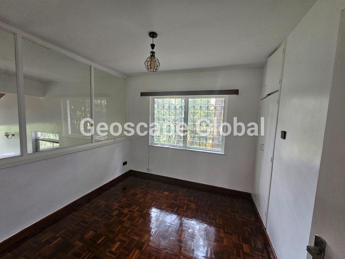 4 Bed House with En Suite in Rosslyn - 4