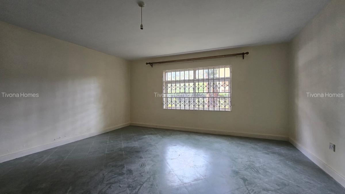 4 Bed House with En Suite in Lavington - 7