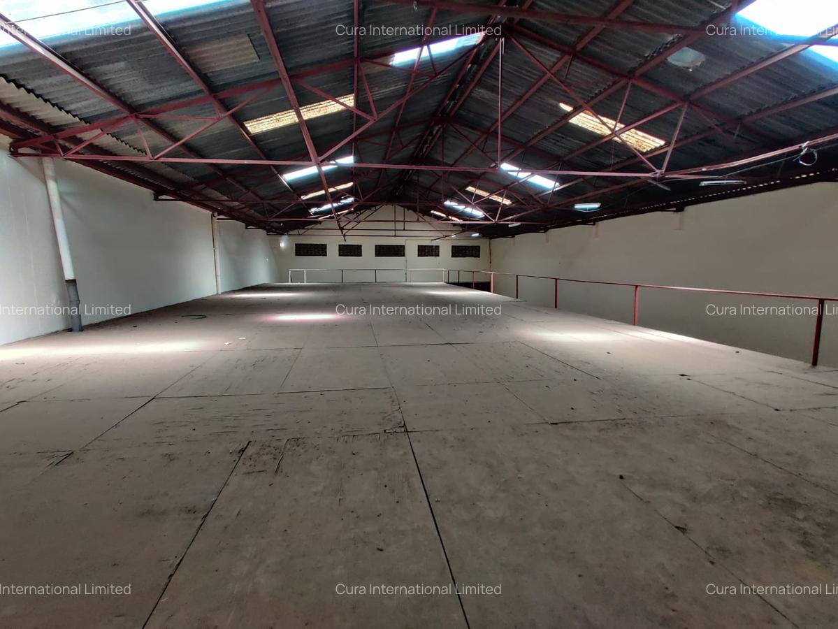 28,000 ft² Warehouse in Industrial Area - 3
