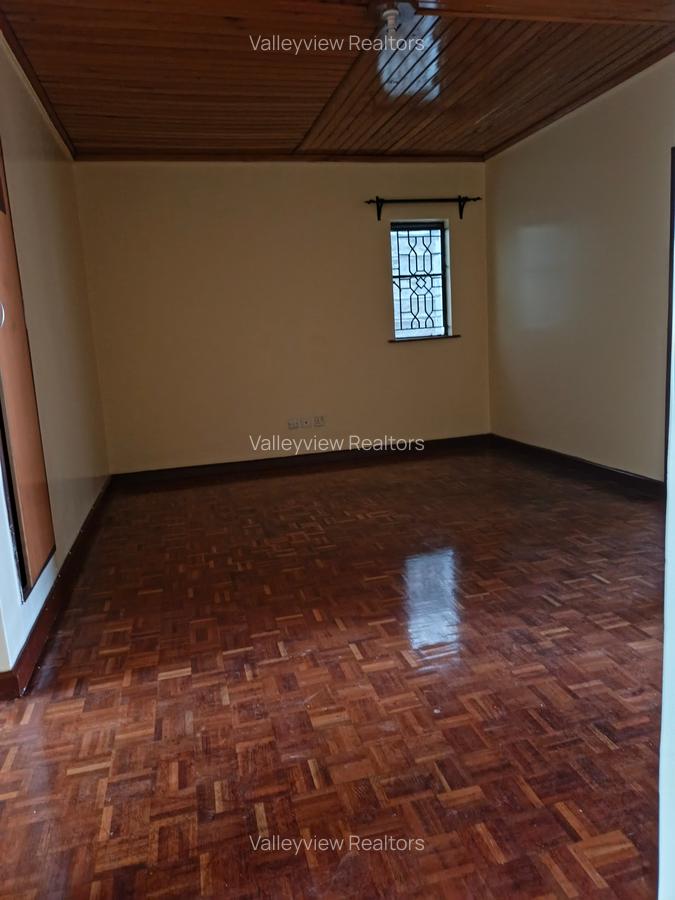 5 Bed Townhouse with En Suite at Lavington - 9