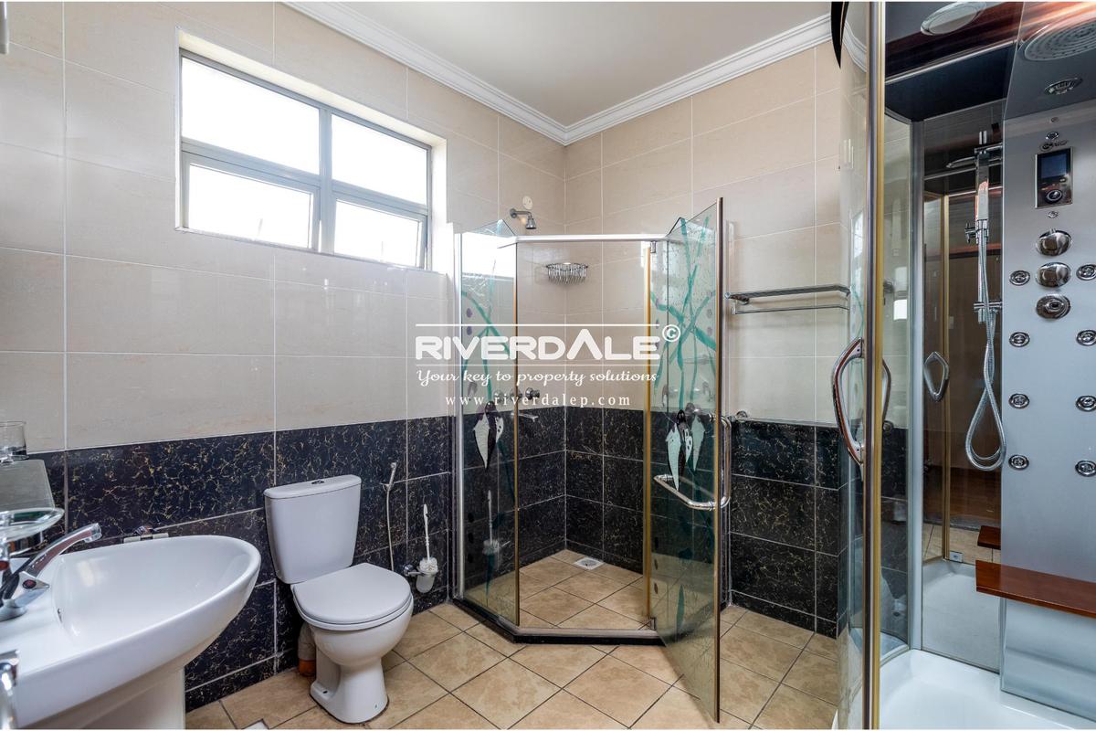 4 Bed Apartment with En Suite in Parklands - 11