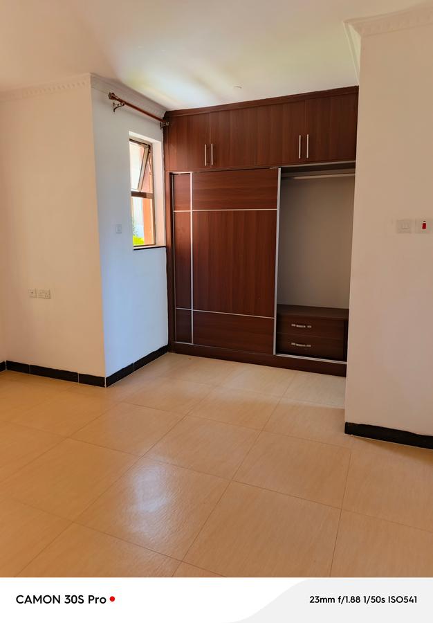 5 Bed Townhouse with En Suite at Lavington - 19