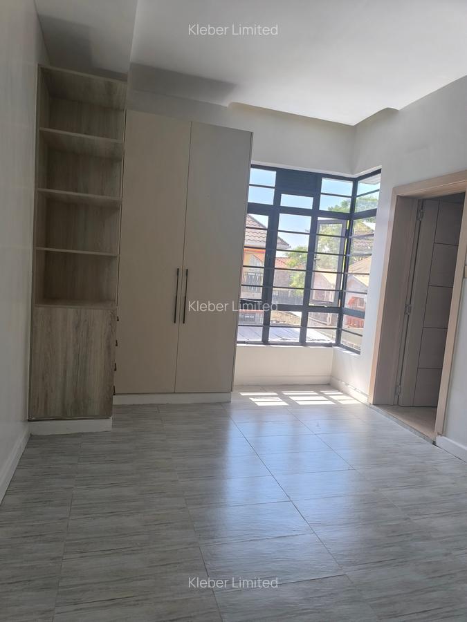 4 Bed House with En Suite in Membley - 18