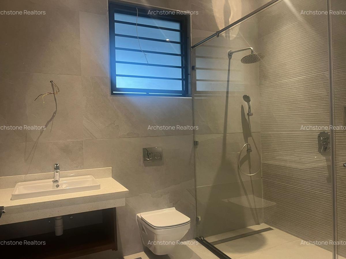 5 Bed House with En Suite in Runda - 11