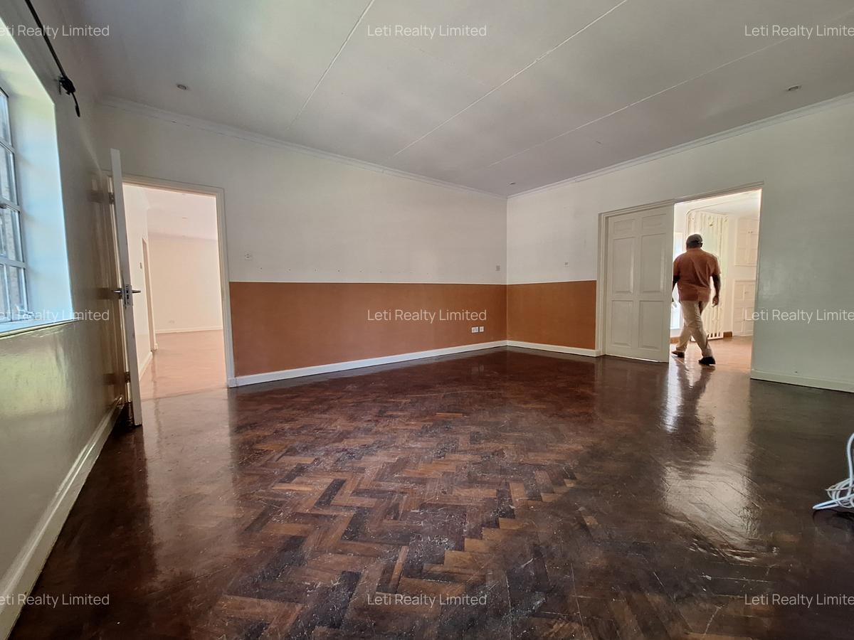 4 Bed House with En Suite in Lavington - 10