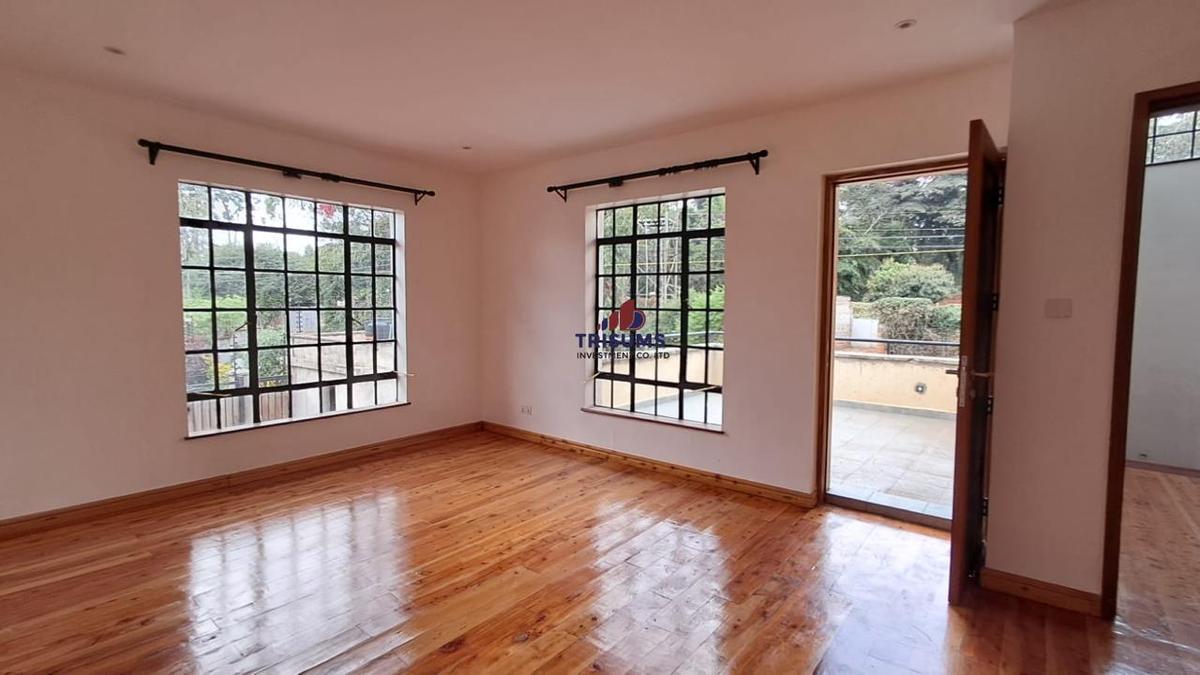 4 Bed House with En Suite in Ridgeways - 10